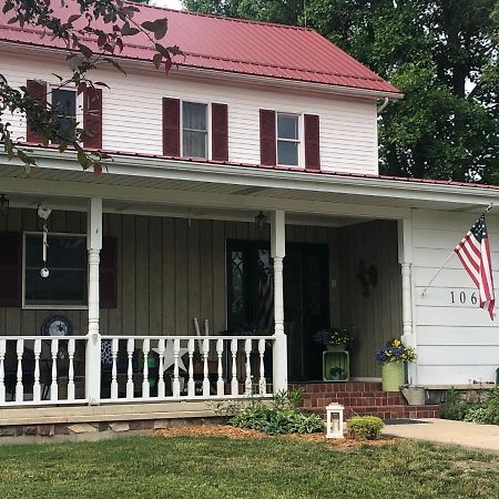 The Farmhouse Inn Guest House Nappanee Exterior photo