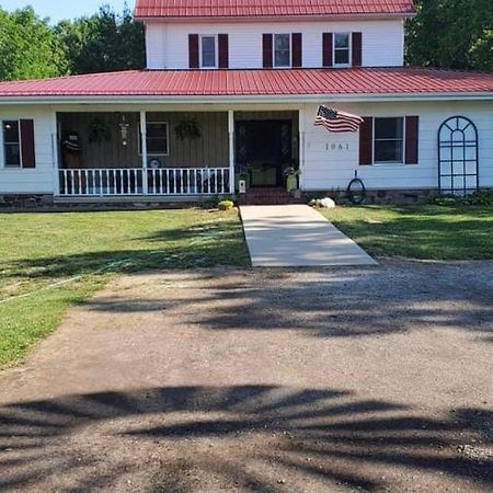 The Farmhouse Inn Guest House Nappanee Exterior photo