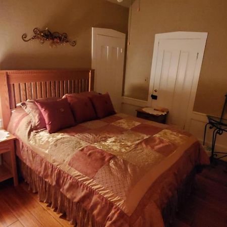 The Farmhouse Inn Guest House Nappanee Exterior photo