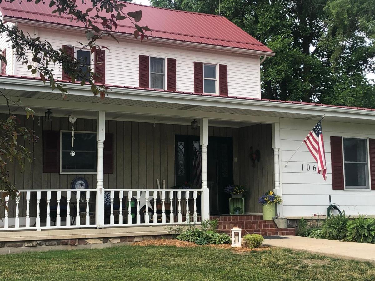 The Farmhouse Inn Guest House Nappanee Exterior photo