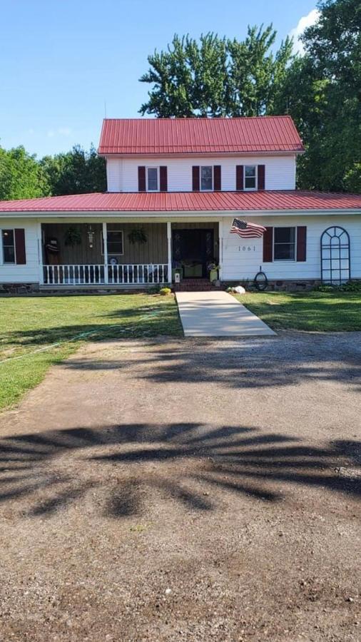 The Farmhouse Inn Guest House Nappanee Exterior photo