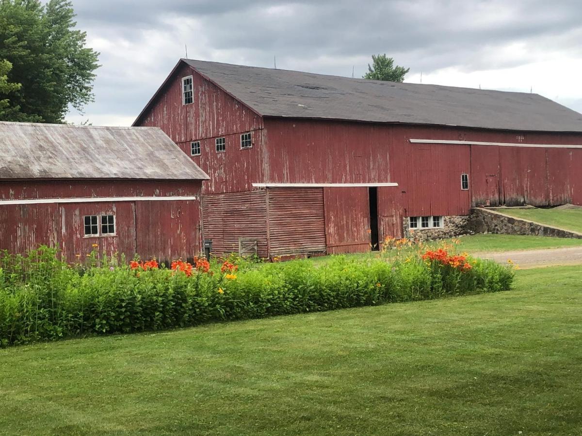 The Farmhouse Inn Guest House Nappanee Exterior photo