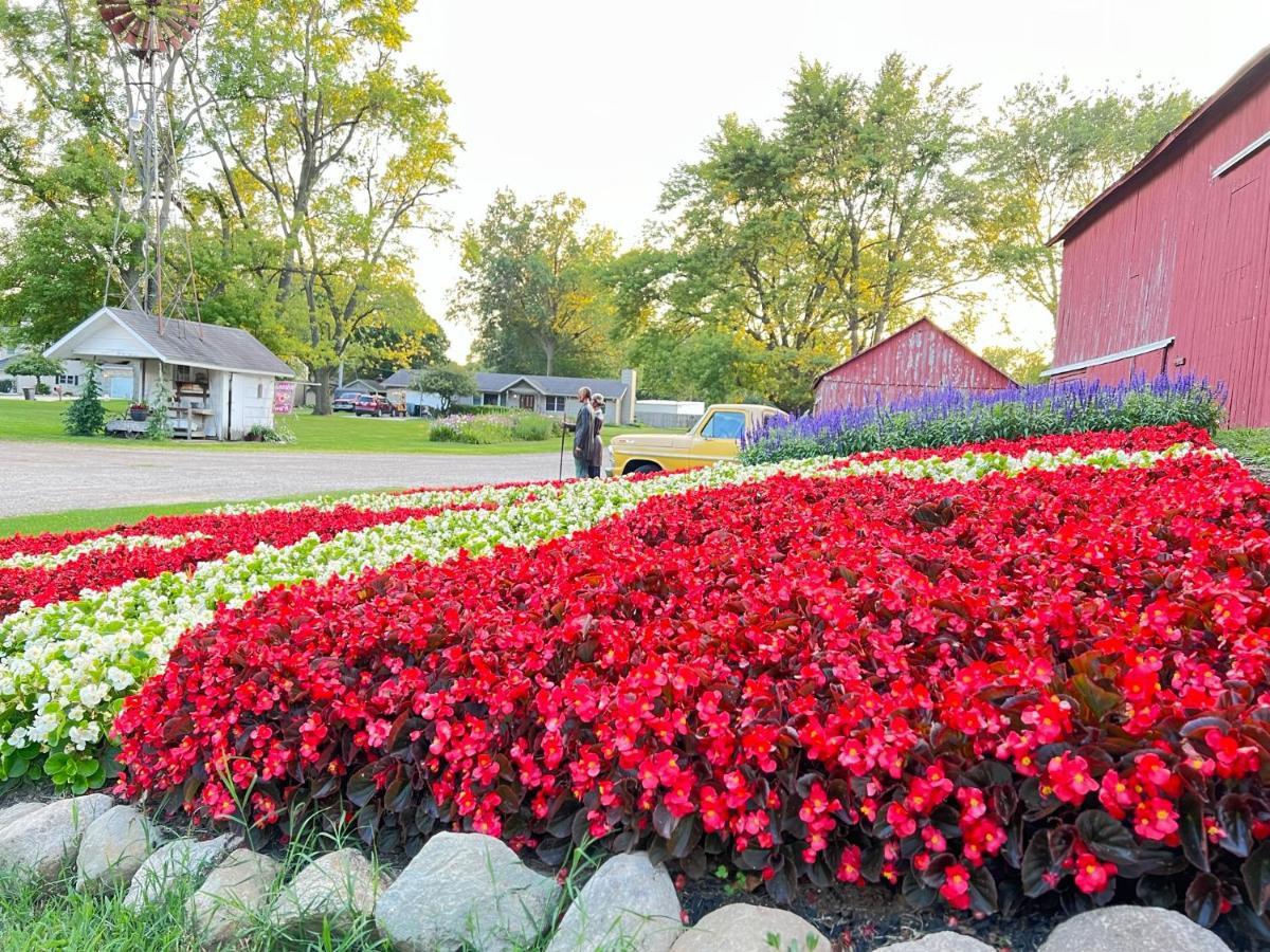 The Farmhouse Inn Guest House Nappanee Exterior photo