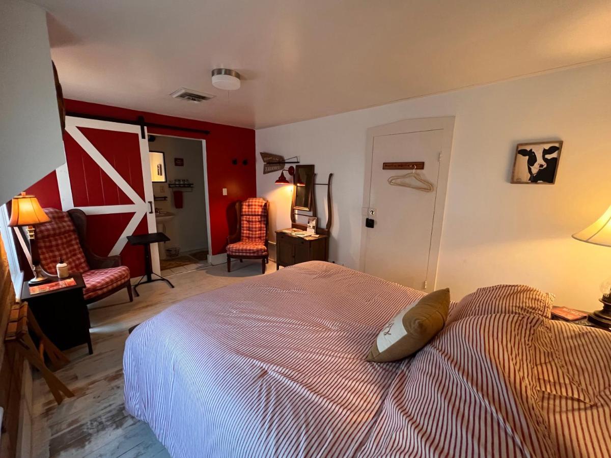 The Farmhouse Inn Guest House Nappanee Exterior photo