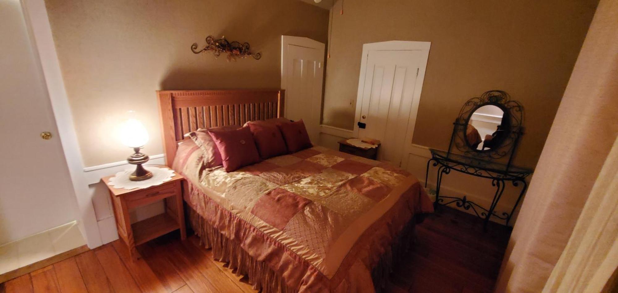 The Farmhouse Inn Guest House Nappanee Exterior photo
